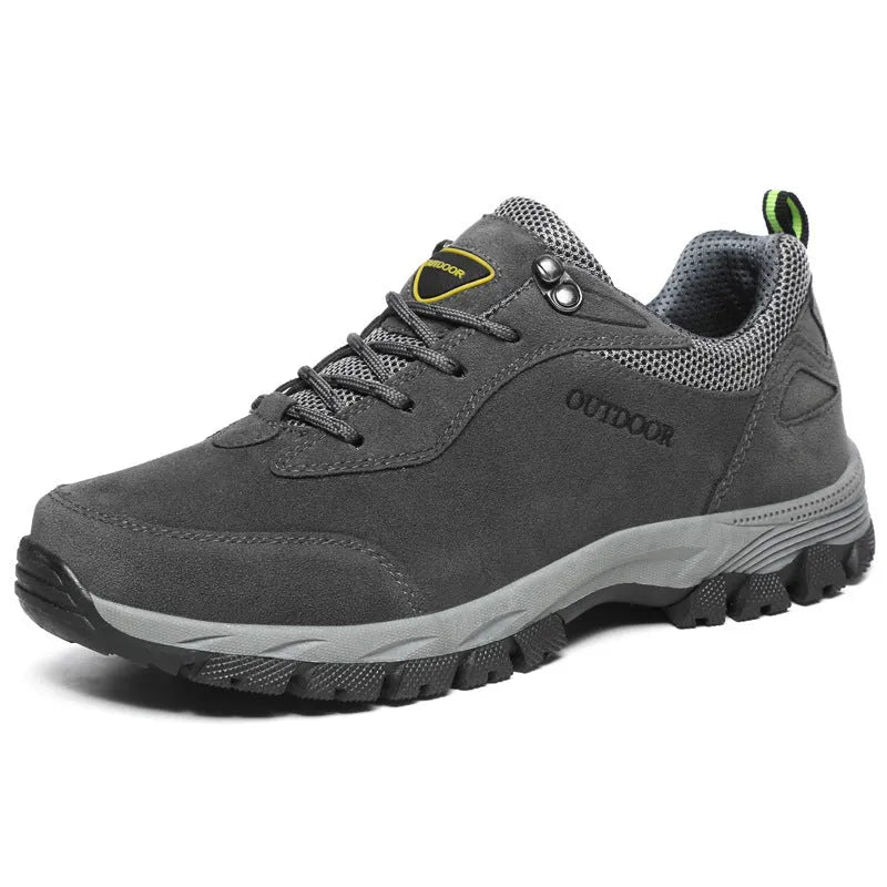 Men's low-cut outdoor hiking shoes in army green with cloth interior and viscose sole