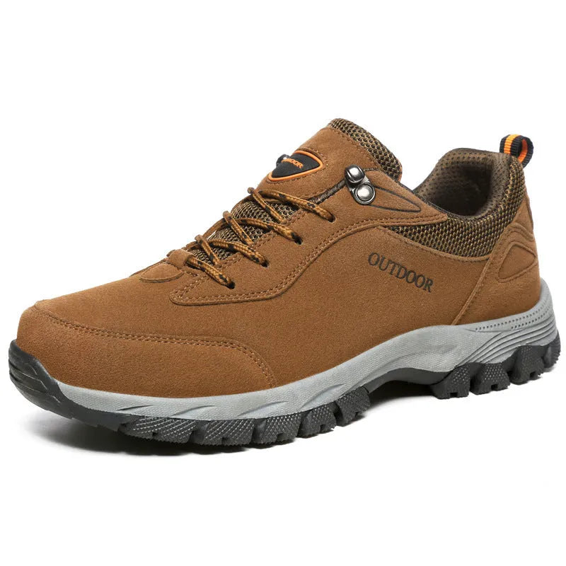 Men's low-cut outdoor hiking shoes in army green with cloth interior and viscose sole
