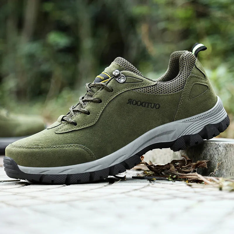 Men's low-cut outdoor hiking shoes in army green with cloth interior and viscose sole