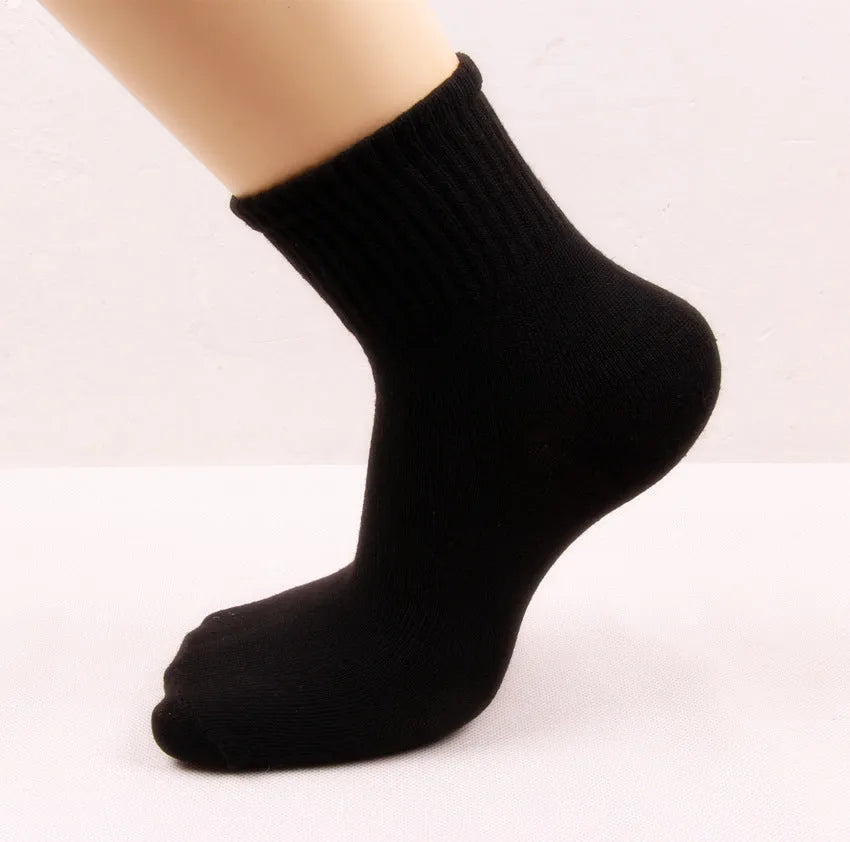 Pair of men's middle tube cotton blend socks in white with moisture wicking and deodorising properties