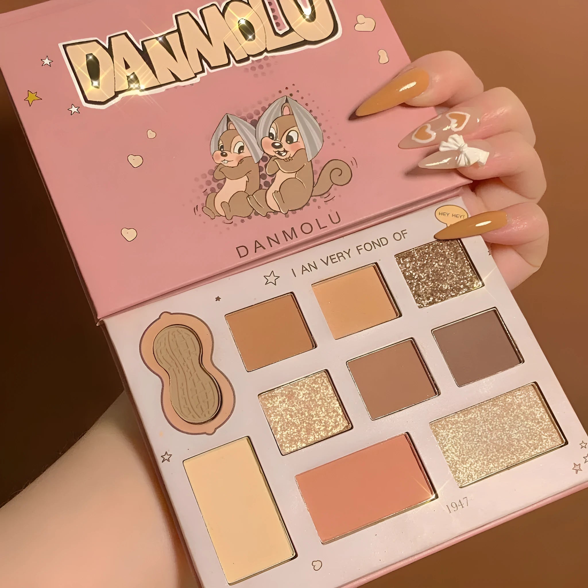 DANMOLU Shaved Mouse Eyeshadow Palette in standard packaging for eye makeup modification