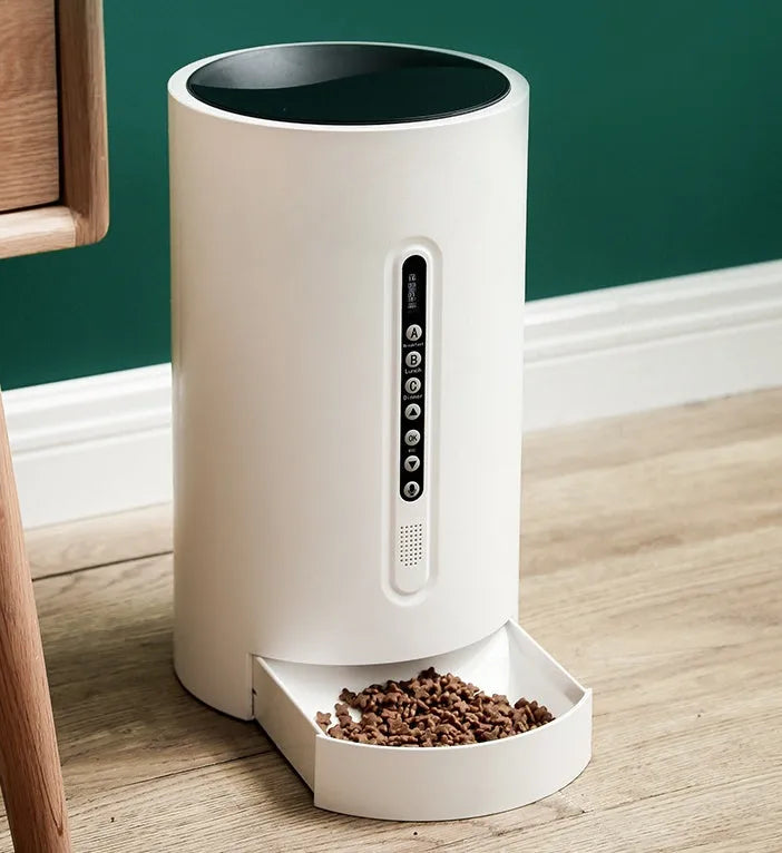 White smart pet feeder with 4.6L capacity and programmable timing for cats and dogs