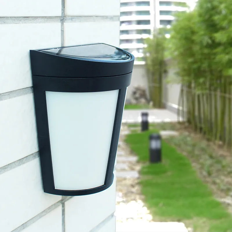 Solar-powered outdoor wall lamp with 6 LEDs and IP65 waterproof rating for garden lighting