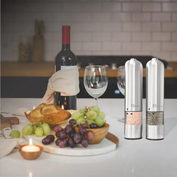 Electric stainless steel pepper mill in natural colour, 22.5 cm tall.