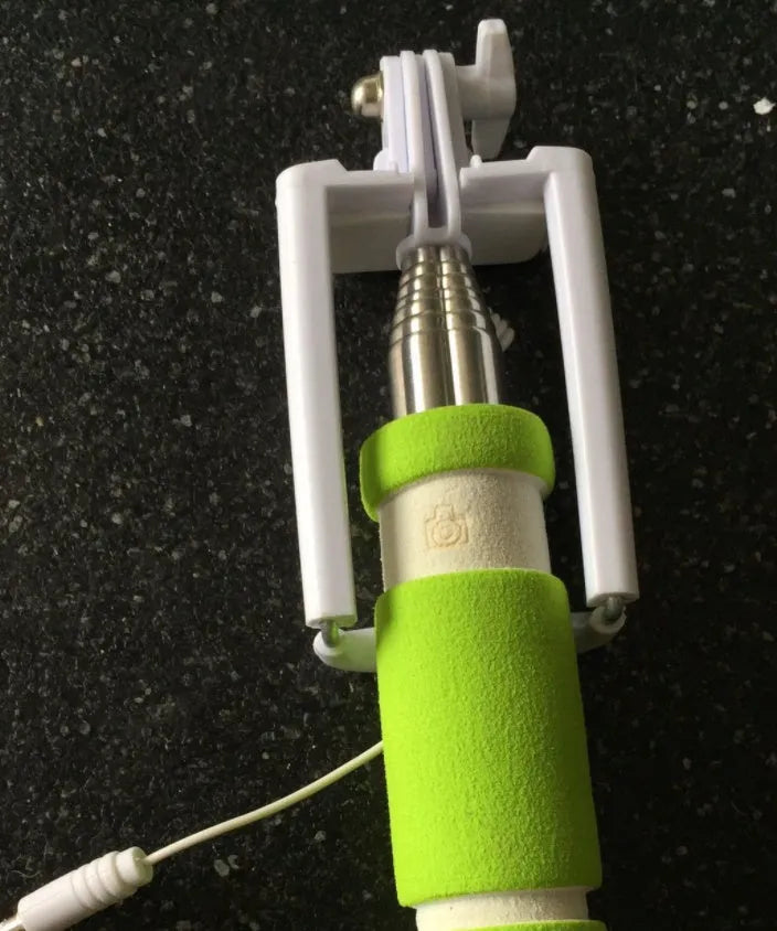Folding selfie stick for cell phone in black aluminium alloy, extended and ready for use