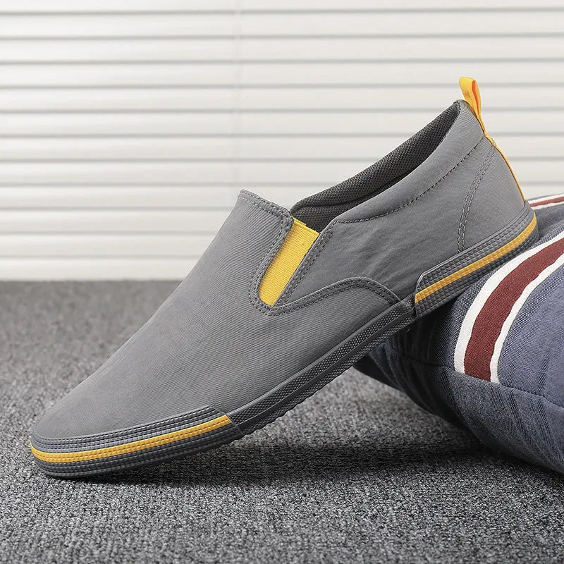 Men's low-top canvas casual shoes in grey colour with vulcanised rubber sole and round-toe design