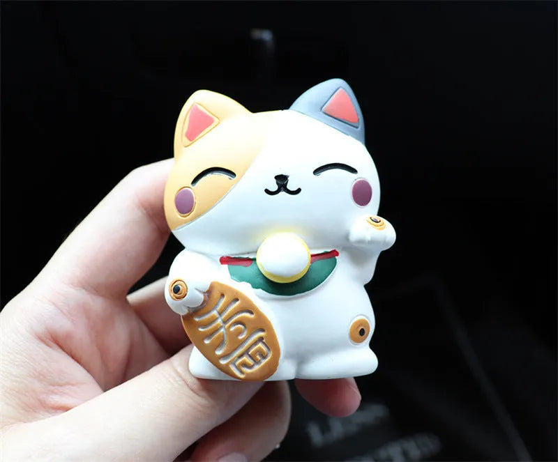 Resin fortune cat car vent clip aromatherapy diffuser in black or white design