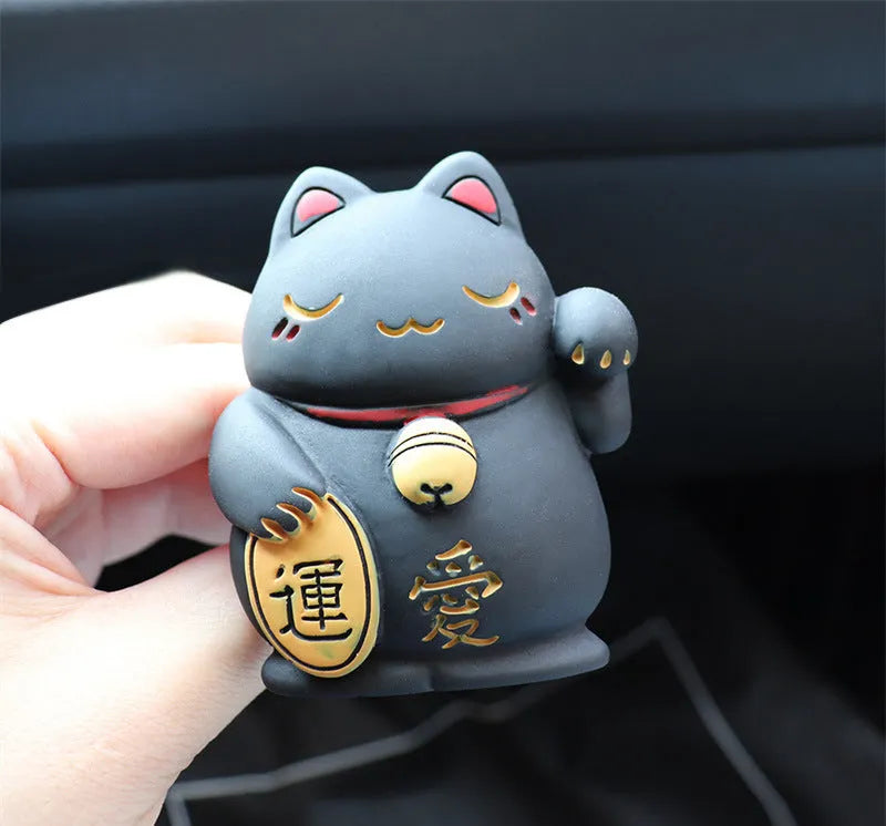 Resin fortune cat car vent clip aromatherapy diffuser in black or white design