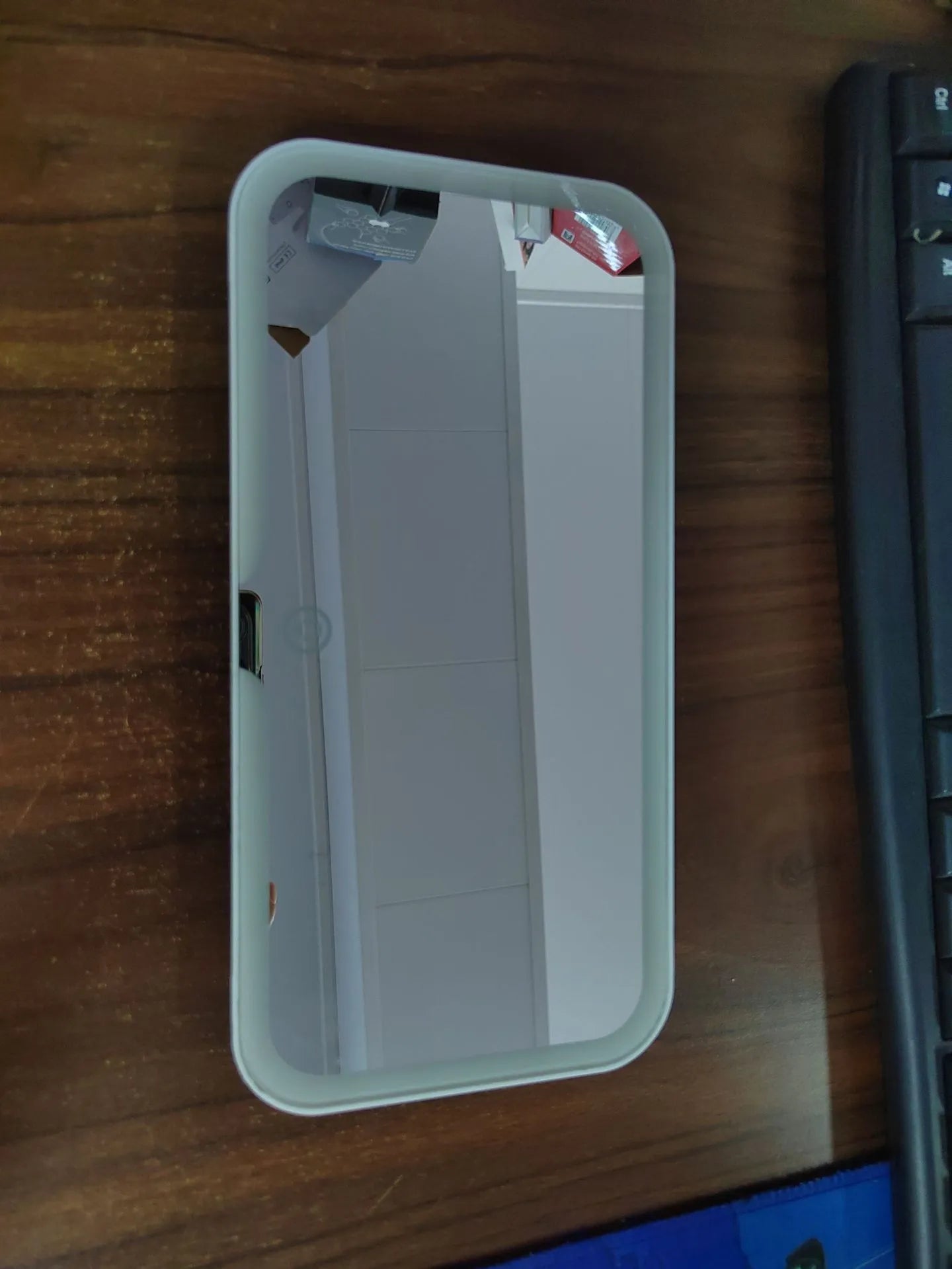 White car sun visor with integrated LED make-up mirror, ABS frame, aluminium lens, 24.2x12x1.5 cm dimensions