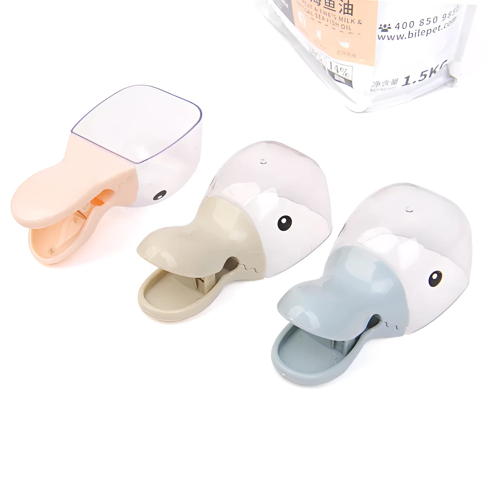Cat food seal fresh-keeping clip with scoop and belt clip on an opened bag