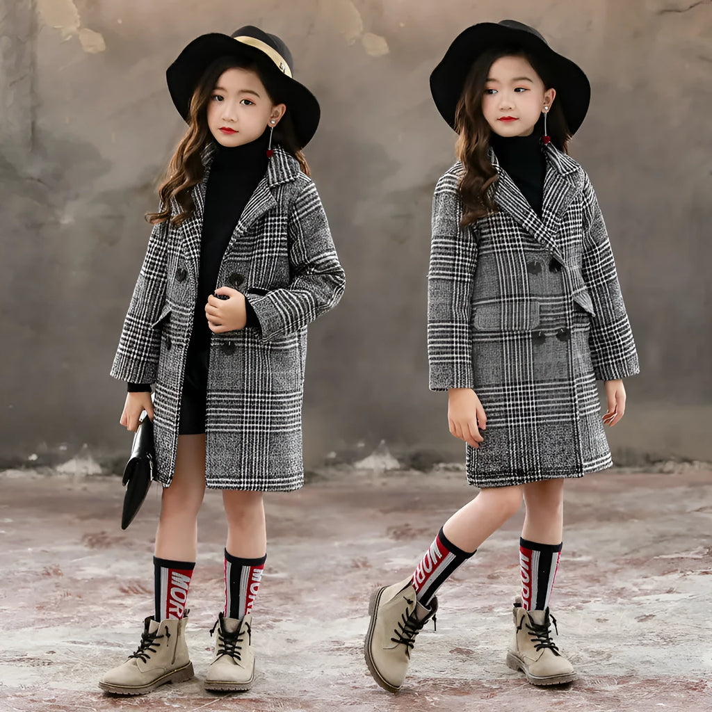 Girls' grey houndstooth plaid coat with suit collar and long sleeves.