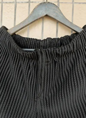 Draping effect elastic waist tie hole mesh casual pleated shorts in black