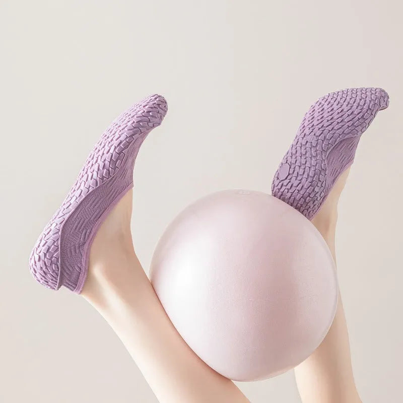 Women's low-top indoor fitness shoes with a soft rubber sole and mesh lining in a solid colour.