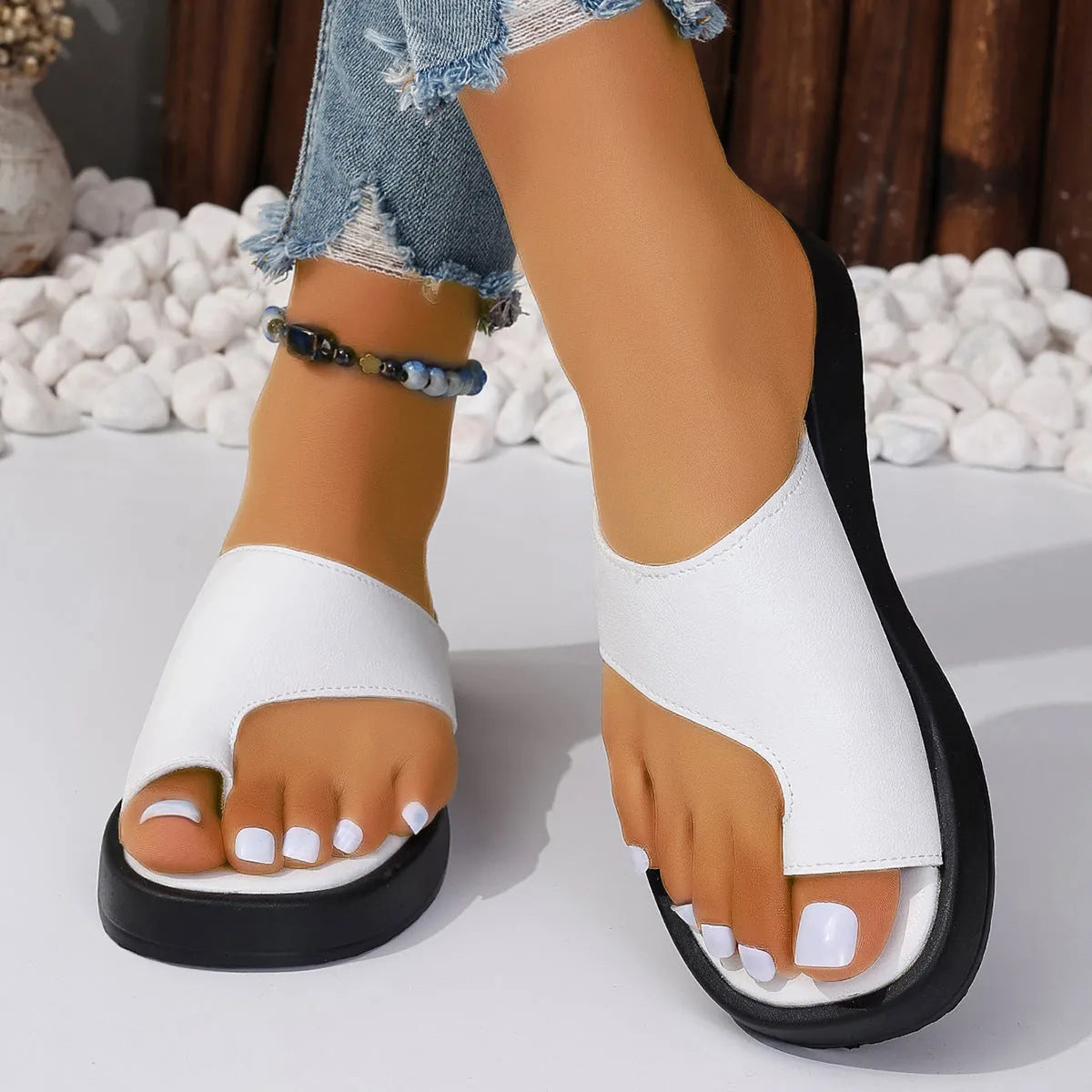 Women's thick-soled clip toe flat slippers in black, PU upper and rubber sole, summer casual slide sandal
