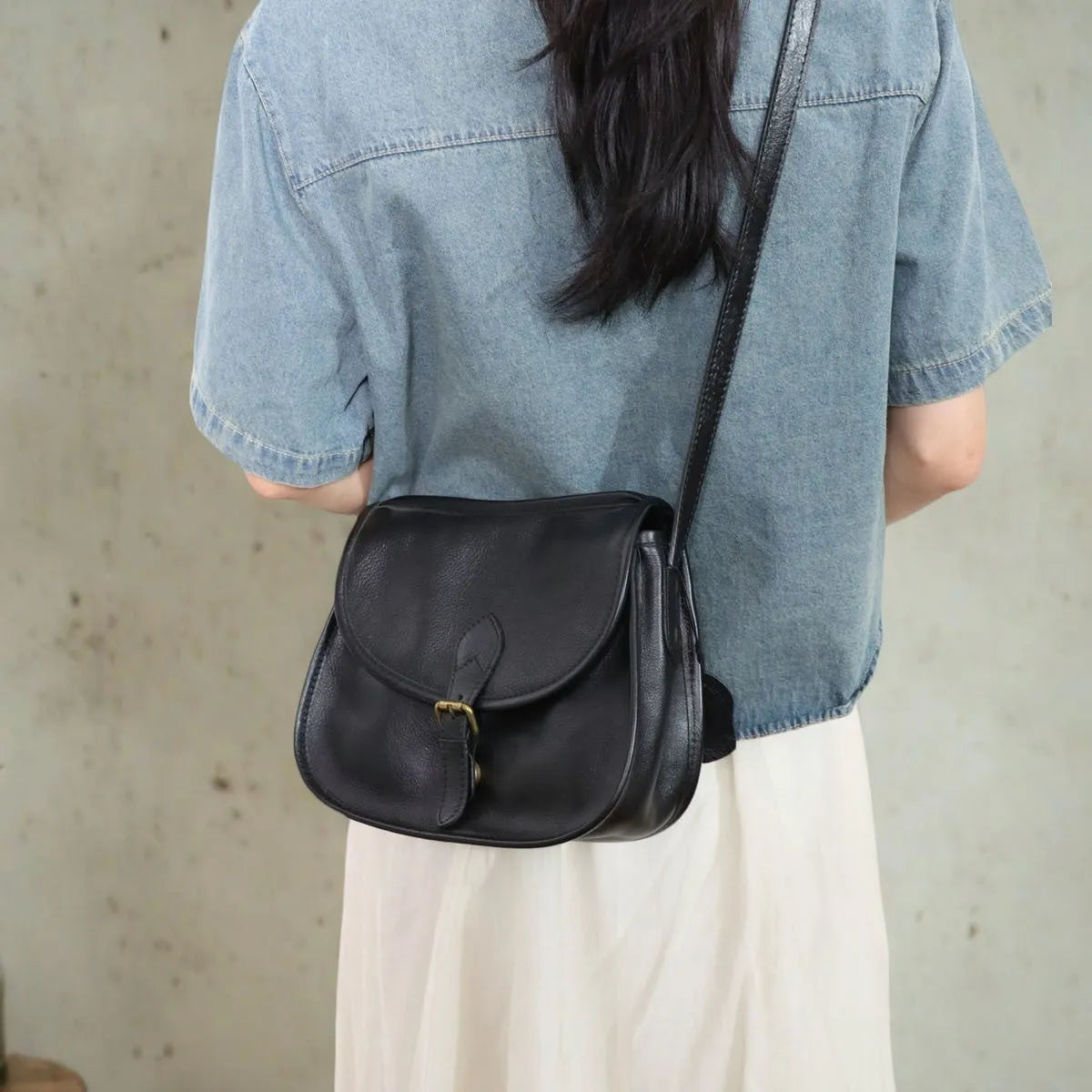 Brown genuine cowhide leather retro messenger bag with flap closure and crossbody strap
