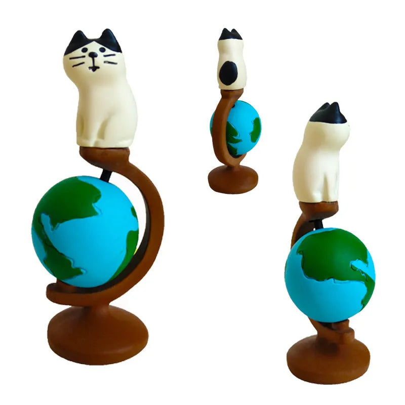 Statue of Liberty travel around the world cat resin craft figurine in cartoon style on a shelf