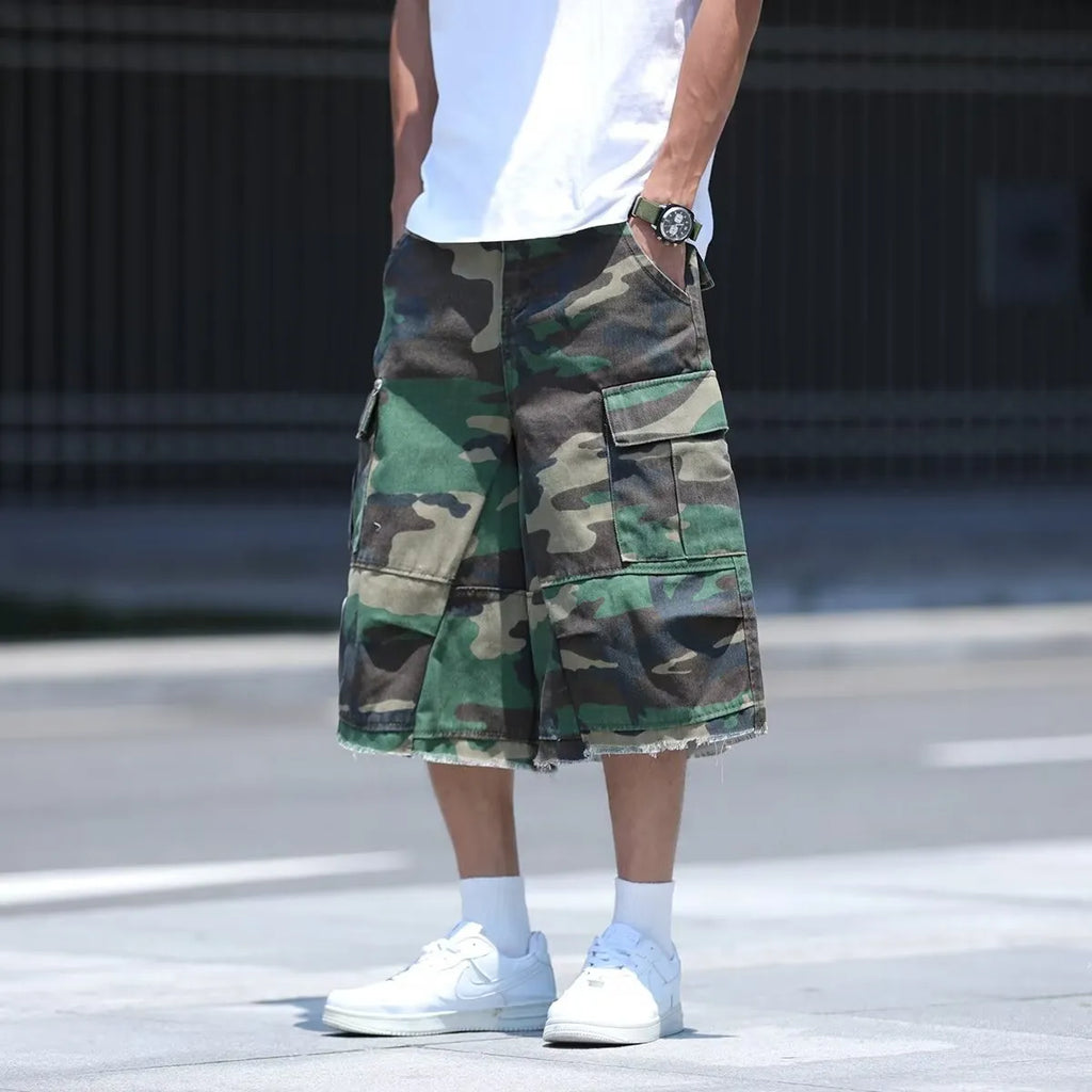 American retro workwear shorts in camouflage print with cotton-polyester fabric and loose fit design