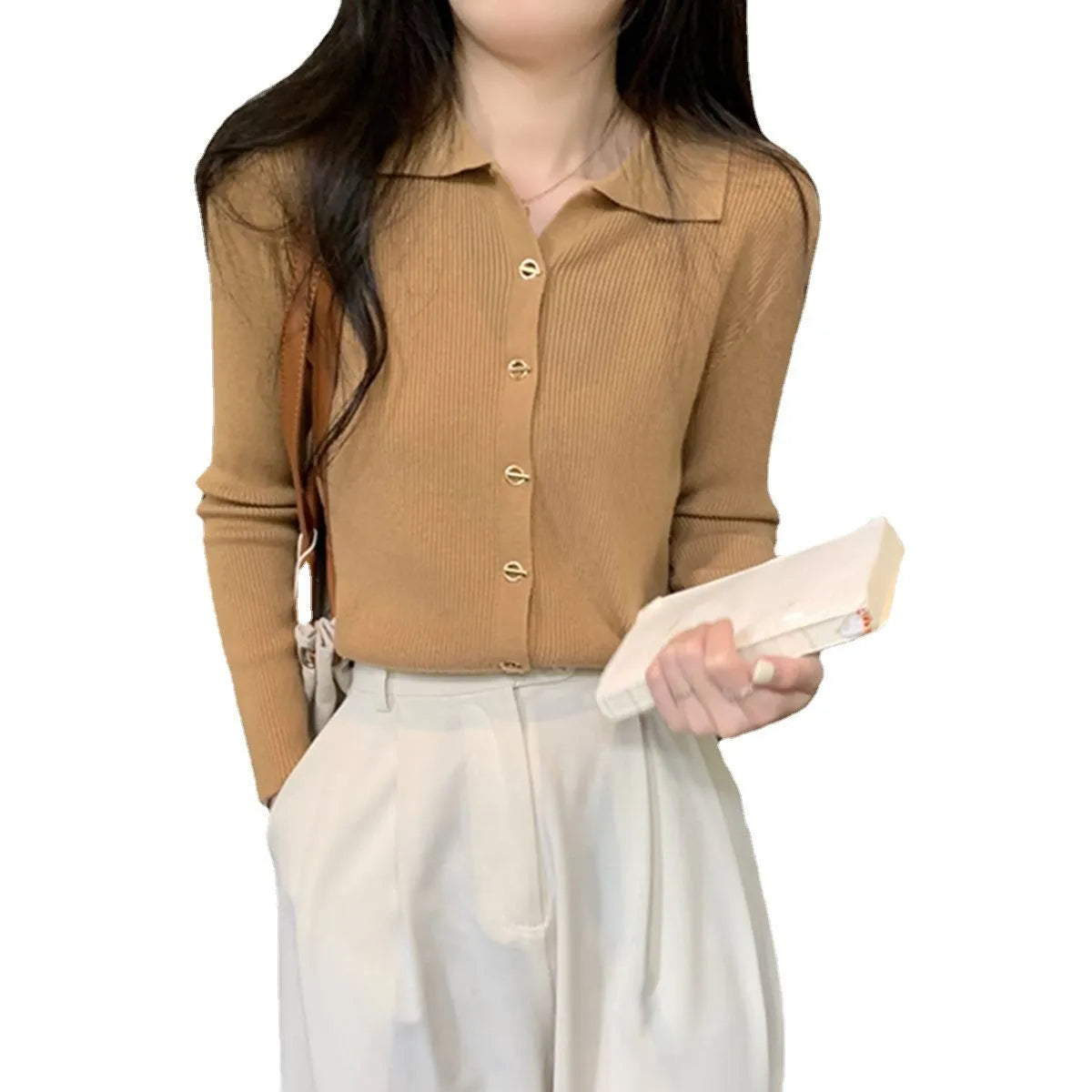 Gentle long-sleeved knitted cardigan in viscose fibre, shown in loose fit on a model.