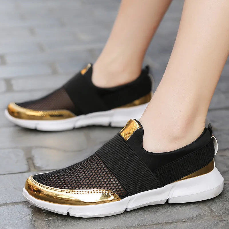 Low-cut women's casual sneakers in blue with a mesh construction and PU midsole.