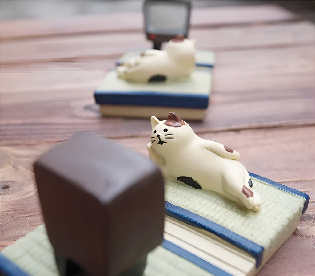 Hand-painted resin cat mobile phone holder in black cat TV design with slot for phone
