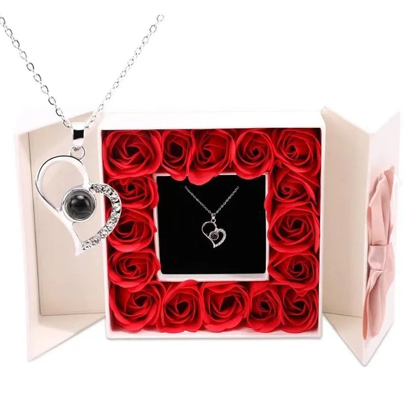 Rose gold copper heart-shaped projection necklace with O chain shows I Love You in 100 languages