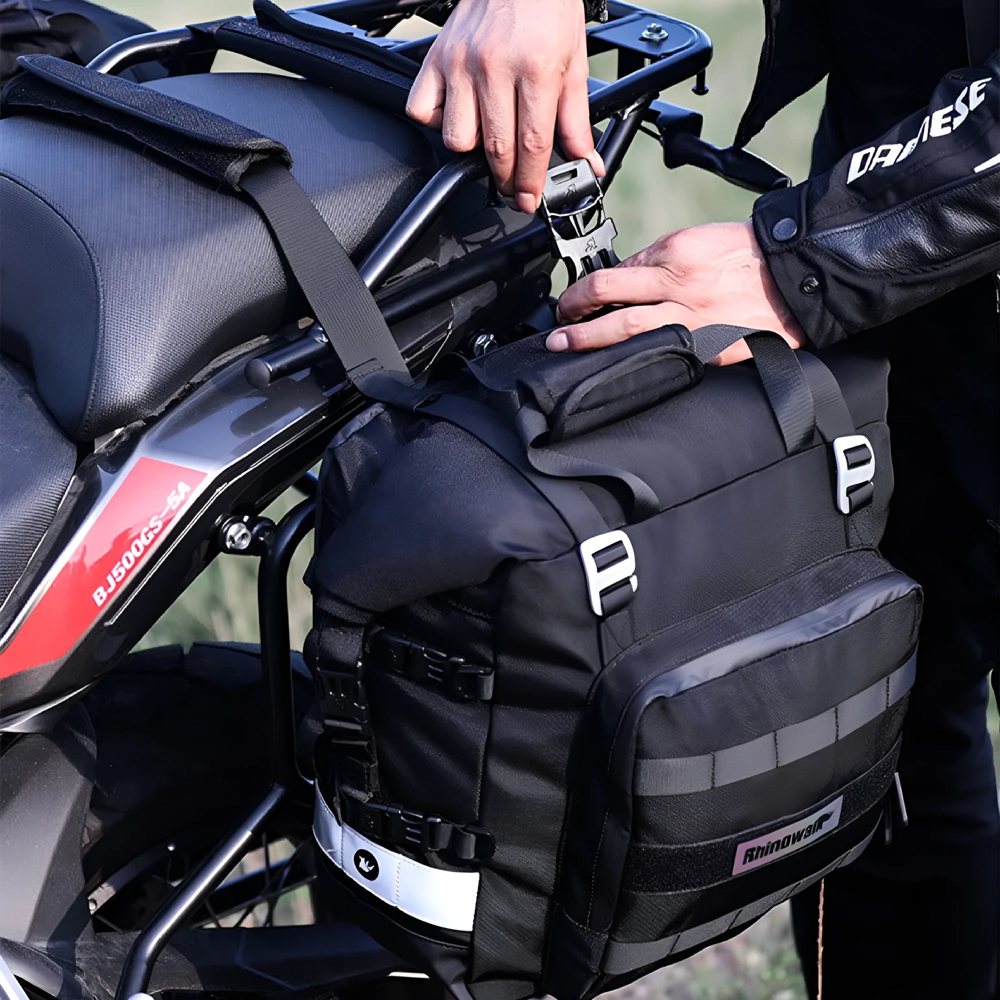 20L quick release motorcycle side bag in polyester with adjustable straps and buckle closure