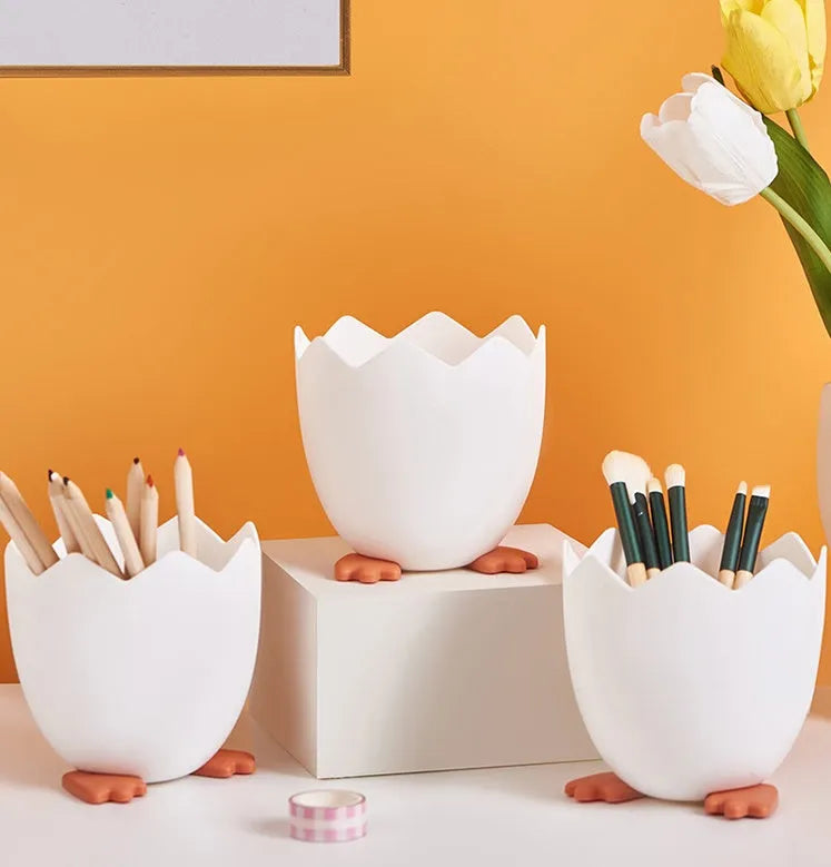 Plastic cartoon cracked chicken pen holder as a desktop storage box for stationery