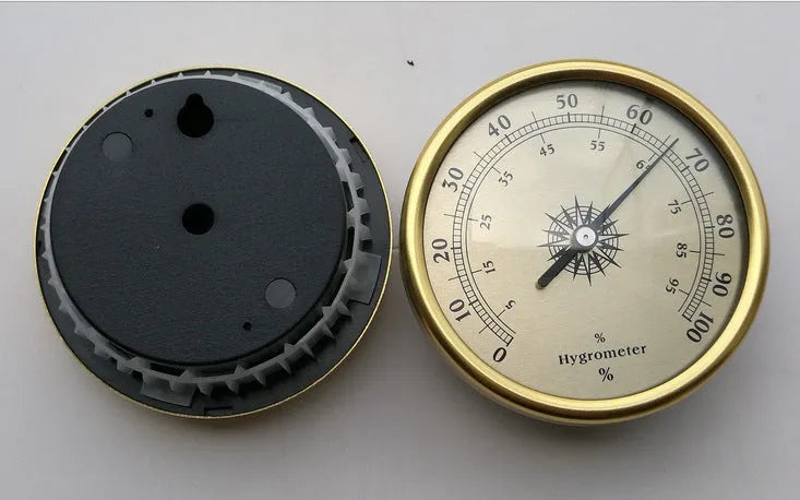 Analogue thermometer and hygrometer with silver aluminium dial and outer ring