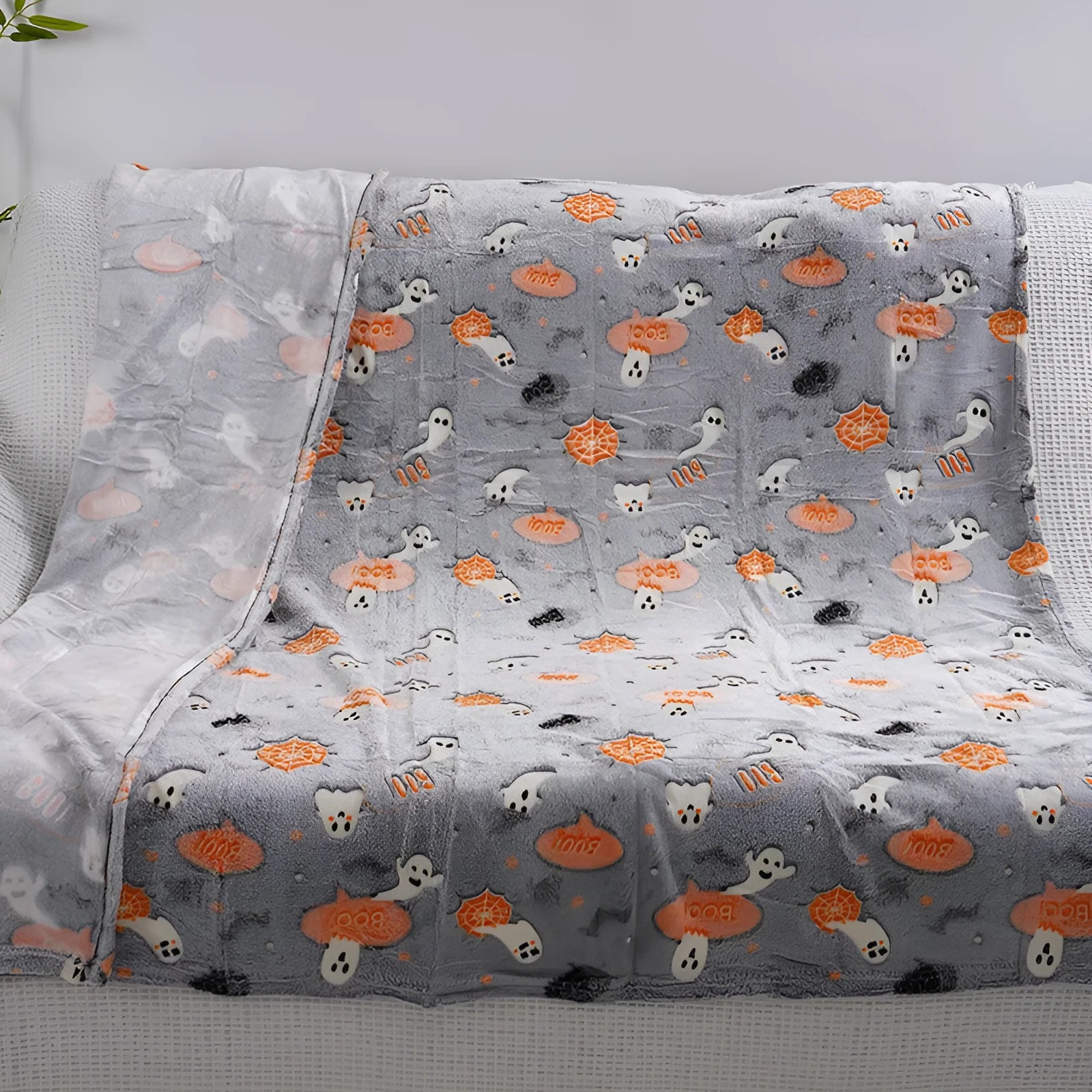 Children's soft flannel blanket with cartoon print in two size options: 100x150cm and 130x150cm.