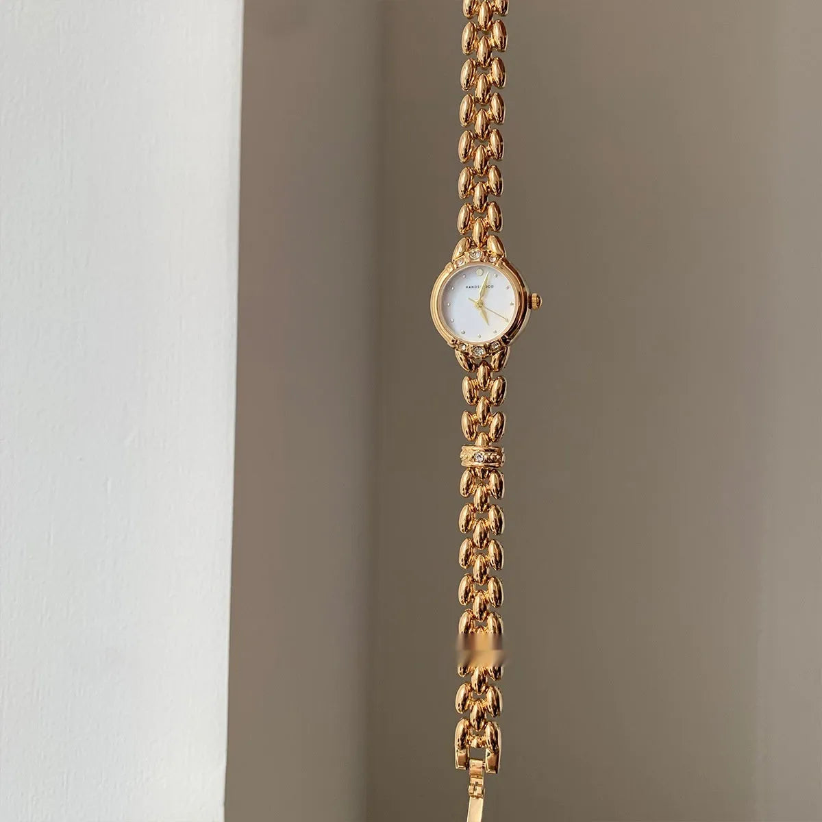Women's Alloy Quartz Watch Gold Strap Fritillary Surface Retro Fashion Timepiece Ladies Casual Dress Wristwatch