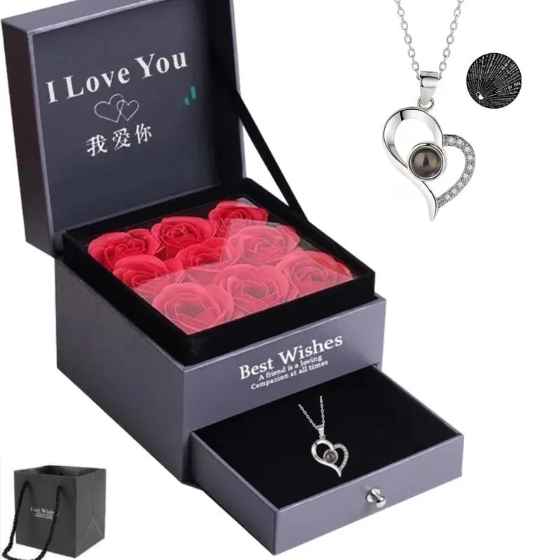 Rose gold copper heart-shaped projection necklace with O chain shows I Love You in 100 languages
