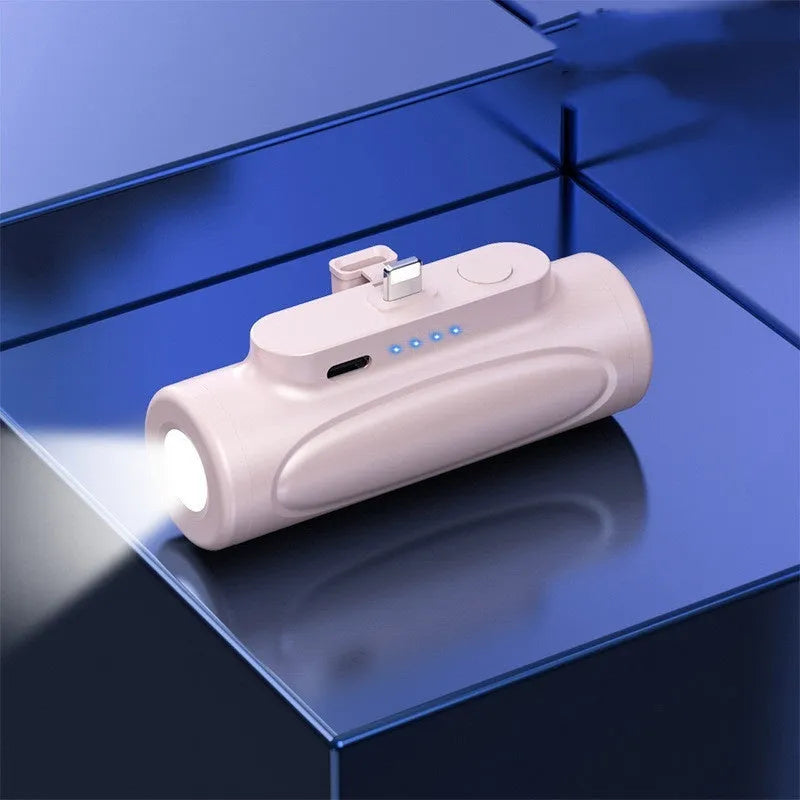 Black plastic power bank with integrated LED flashlight, showing USB-C port, dimensions 83x27x41mm.