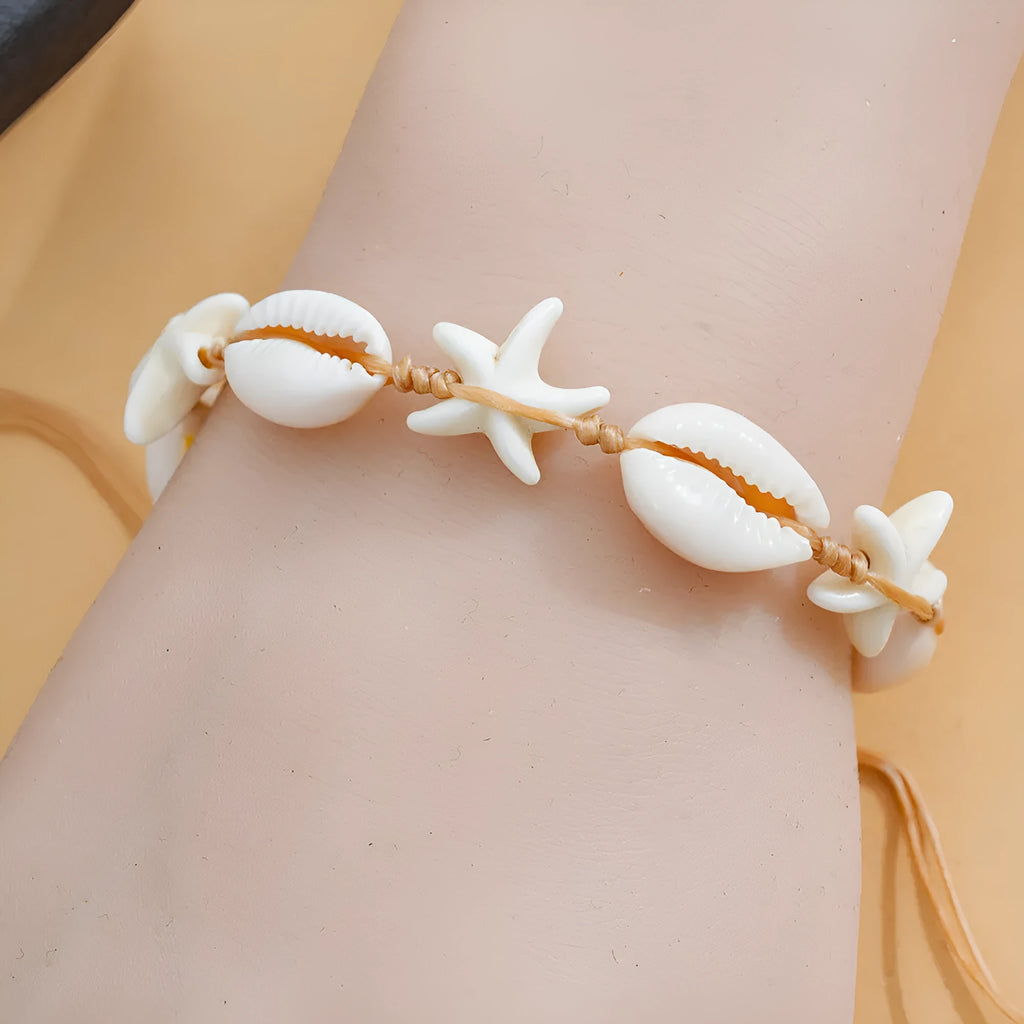 Hand-woven starfish shell cord bracelet in beige with shell arrangement