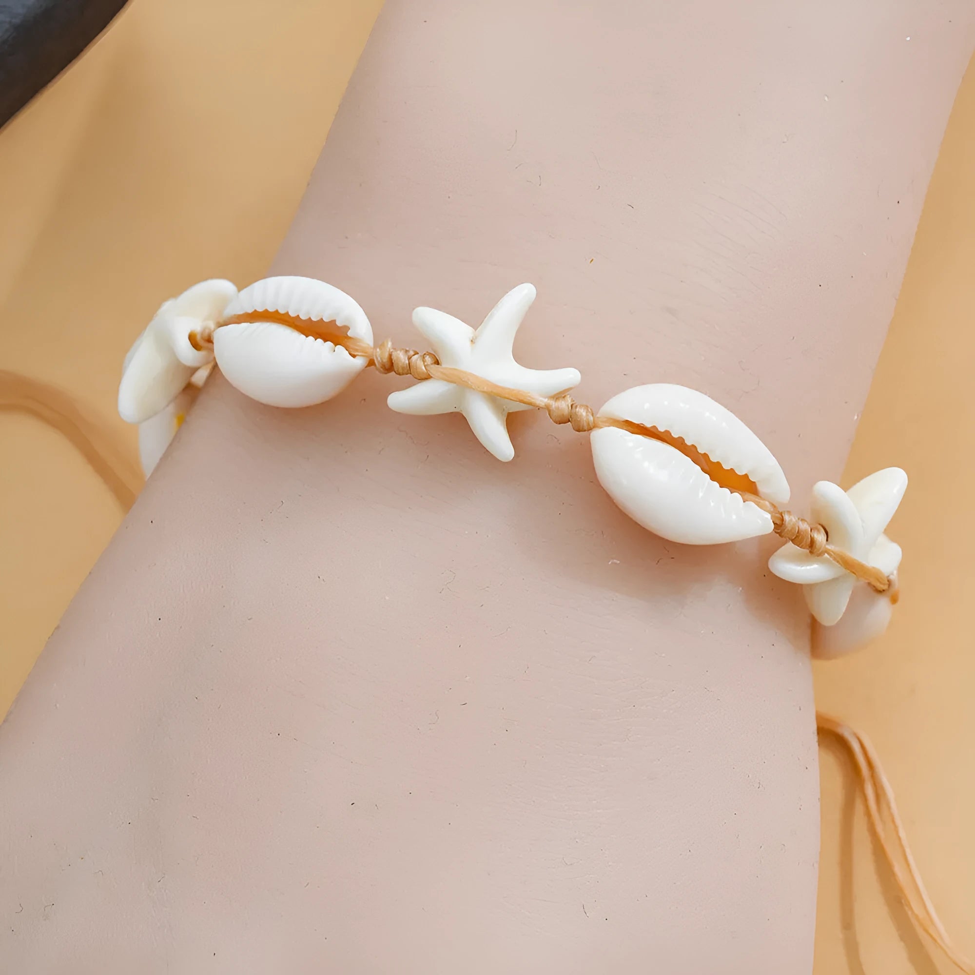 Hand-woven starfish shell cord bracelet in beige with shell arrangement