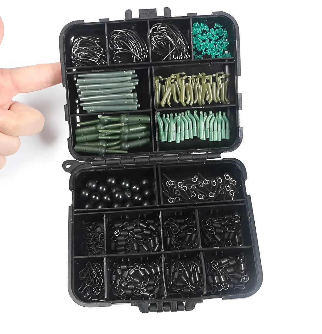 420-piece space beam carp fishing accessories set in 12cm x 9.5cm x 3cm box with swivels, pins, and hooks