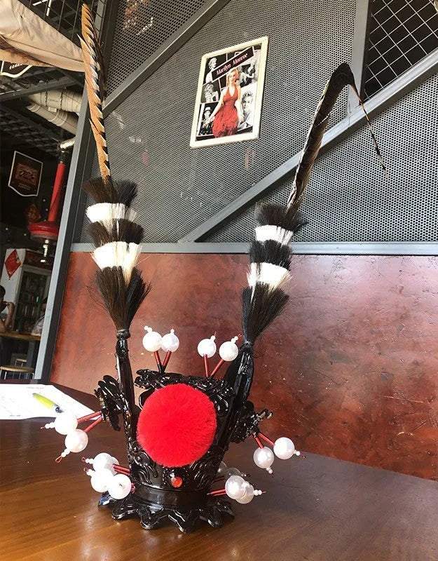 Zijin Crown gold and purple feather plume decoration attached to a black motorcycle helmet
