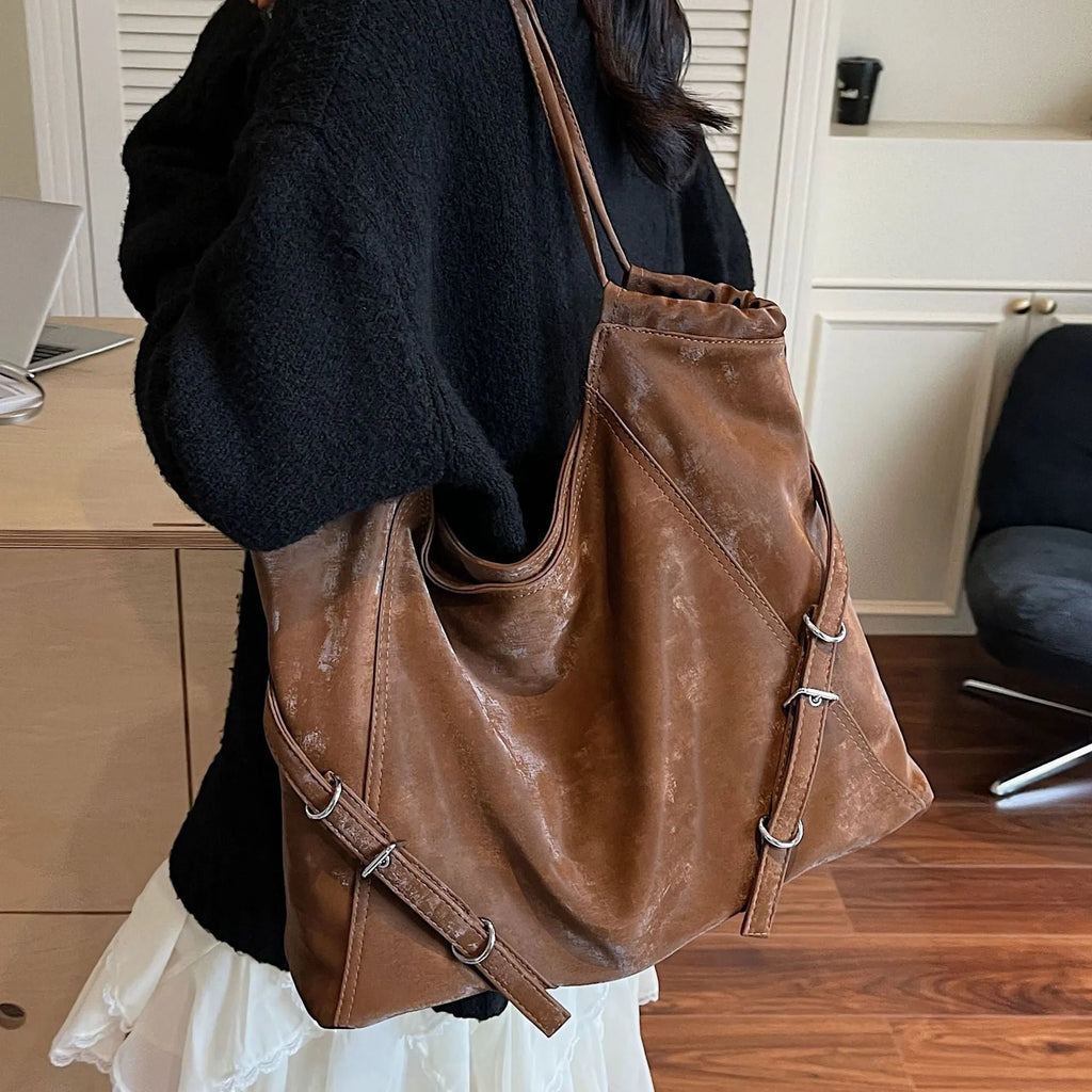 Retro large capacity shoulder bag in PU, horizontal square shape, double straps, colour black