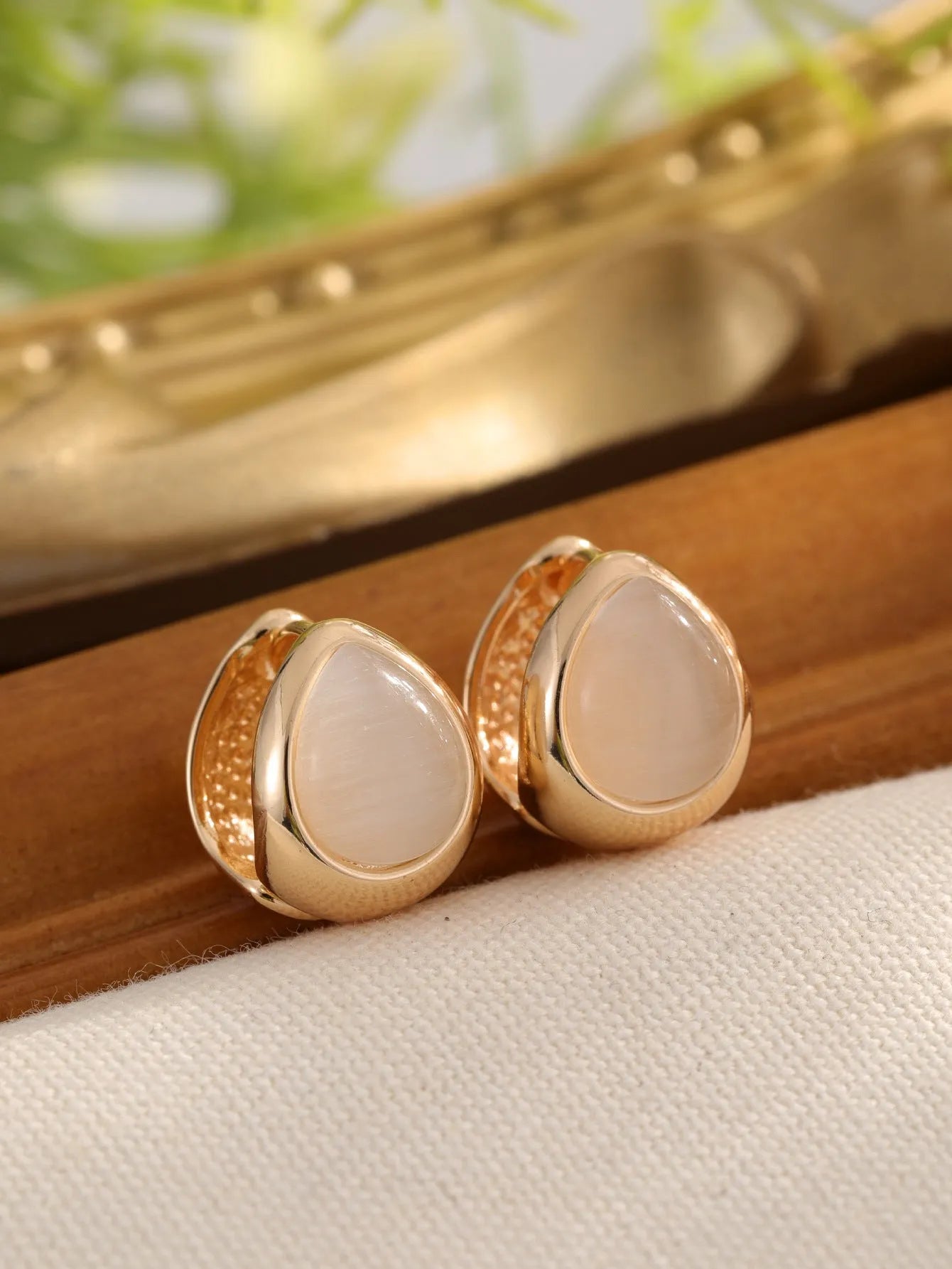 Cat's eye stone water drip ear buckles in gold and silver, retro luxury design for women