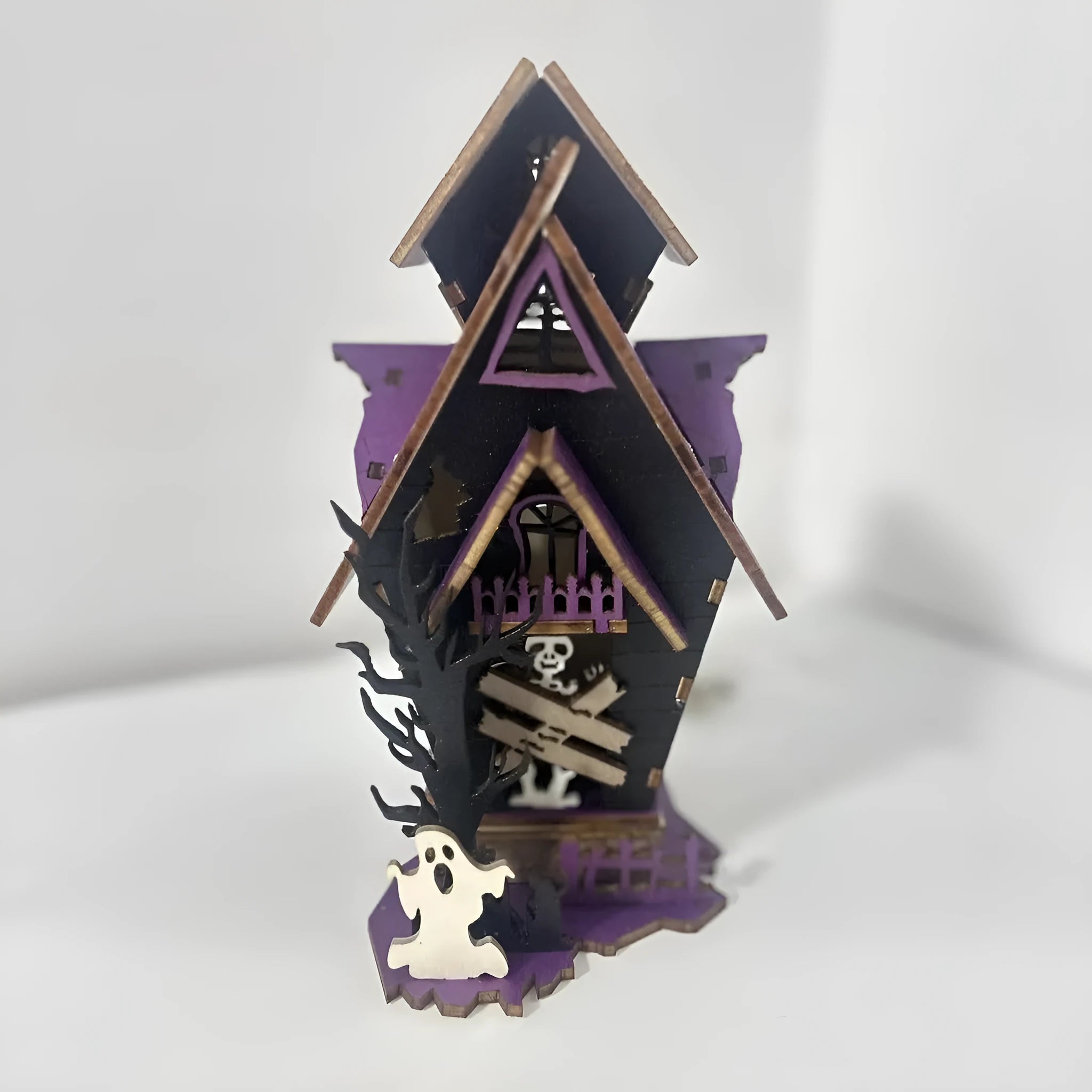Wooden Halloween haunted house table decoration measuring 14x10.5x19cm with luminous finish