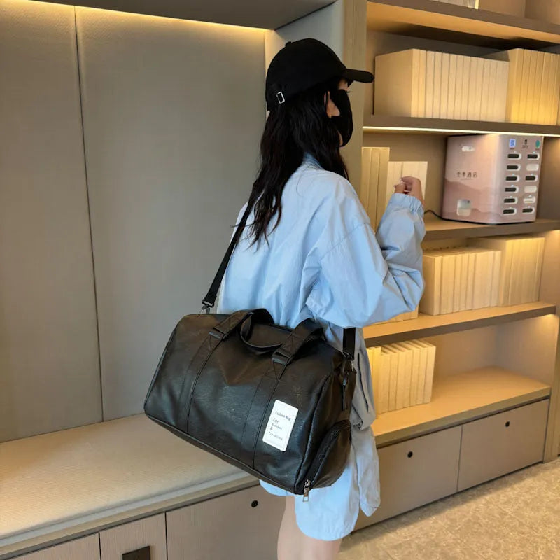 Fitness shoulder messenger bag with dry and wet separation compartments, available in large and small sizes.