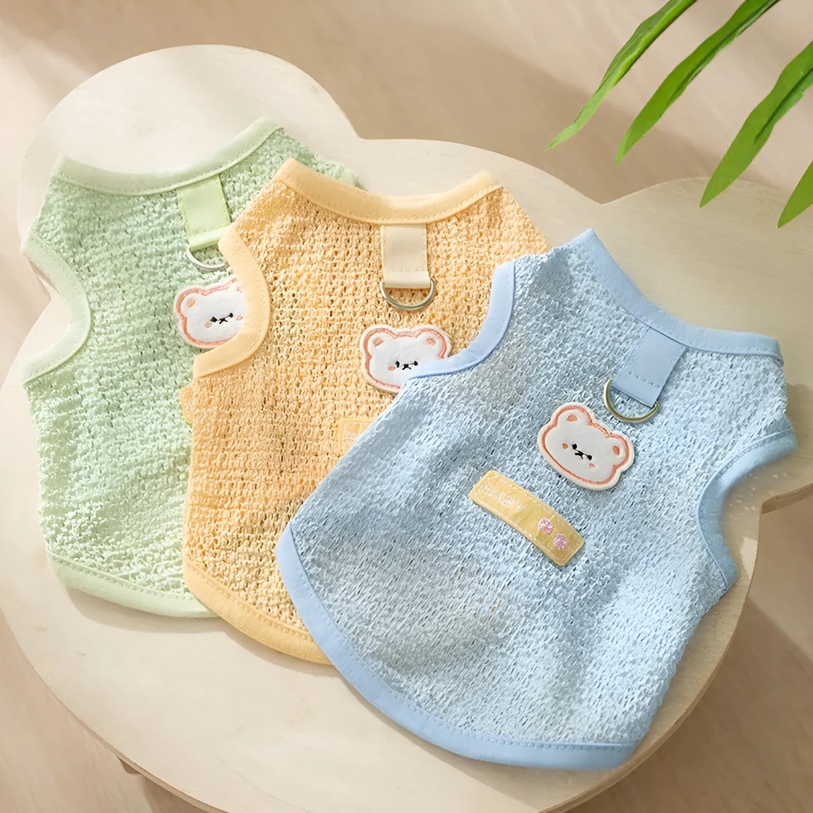 Cat clothes with bear patch in hollowed-out knitted fabric, available in blue green yellow colours