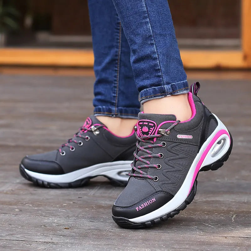Black low-top non-slip waterproof hiking shoes synthetic leather upper flat heel outdoor walking shoes