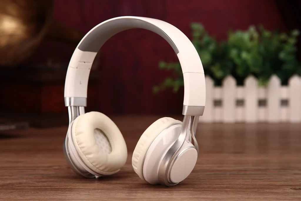 Wired head-mounted computer headset with heavy bass, microphone, and 3.5mm plug in multiple colours