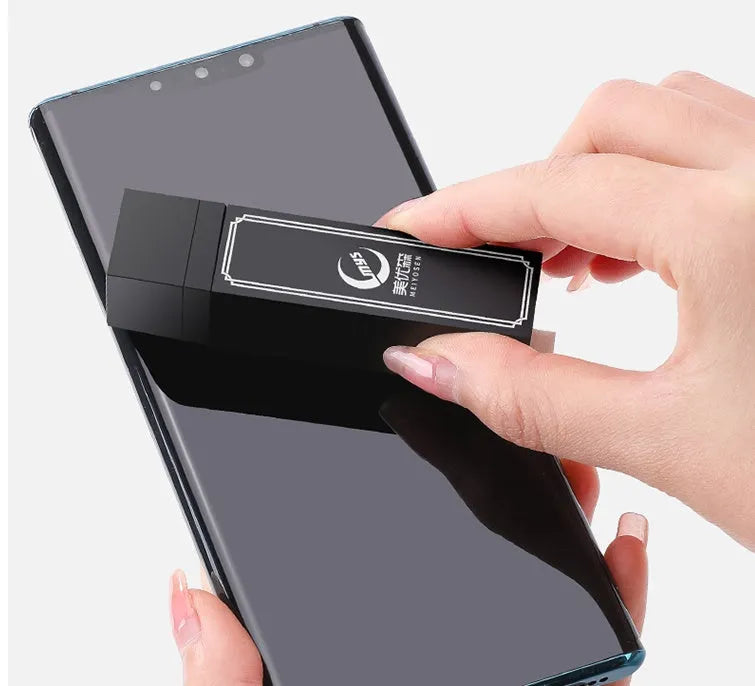 Disposable mobile phone screen cleaner kit with 40 wipes in black portable case