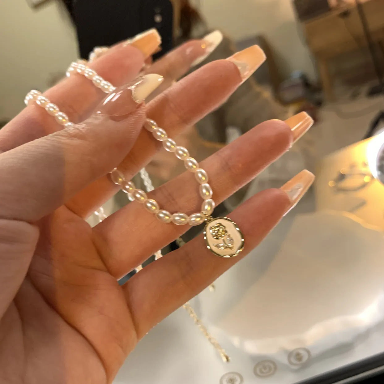Light luxury clavicle pearl necklace for women with imitation pearl pendant and mother pearl shellfish centre, gold colour, adjustable chain