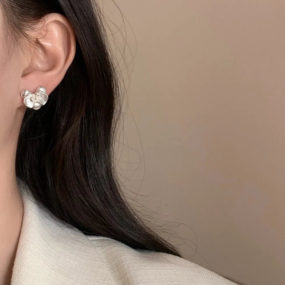 Retro style flower earrings with petal design in gold or silver colour on copper base