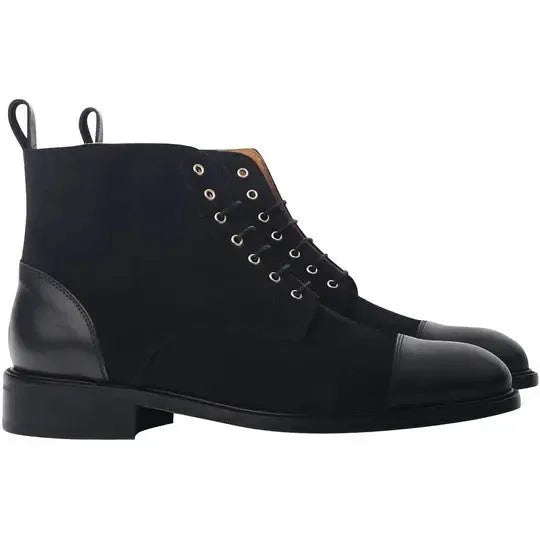 Flat bottom wedge pointed toe men's short boots in pure black artificial PU with sewing thread detailing and thin belt