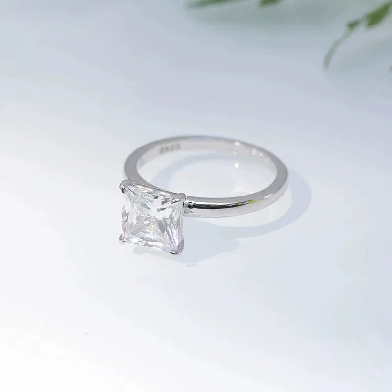 925 silver geometric ring with round zirconium detail in silver, gold, or rose gold colour.