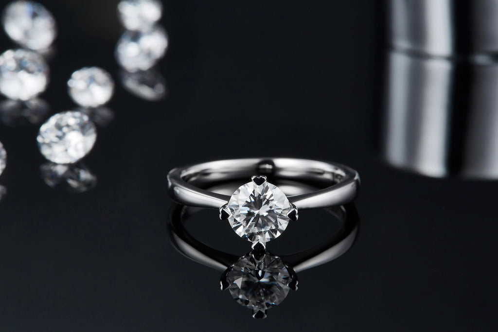 Heart-stirring Kiss wedding ring set with 1-carat moissanite stone on S925 silver band with platinum plating