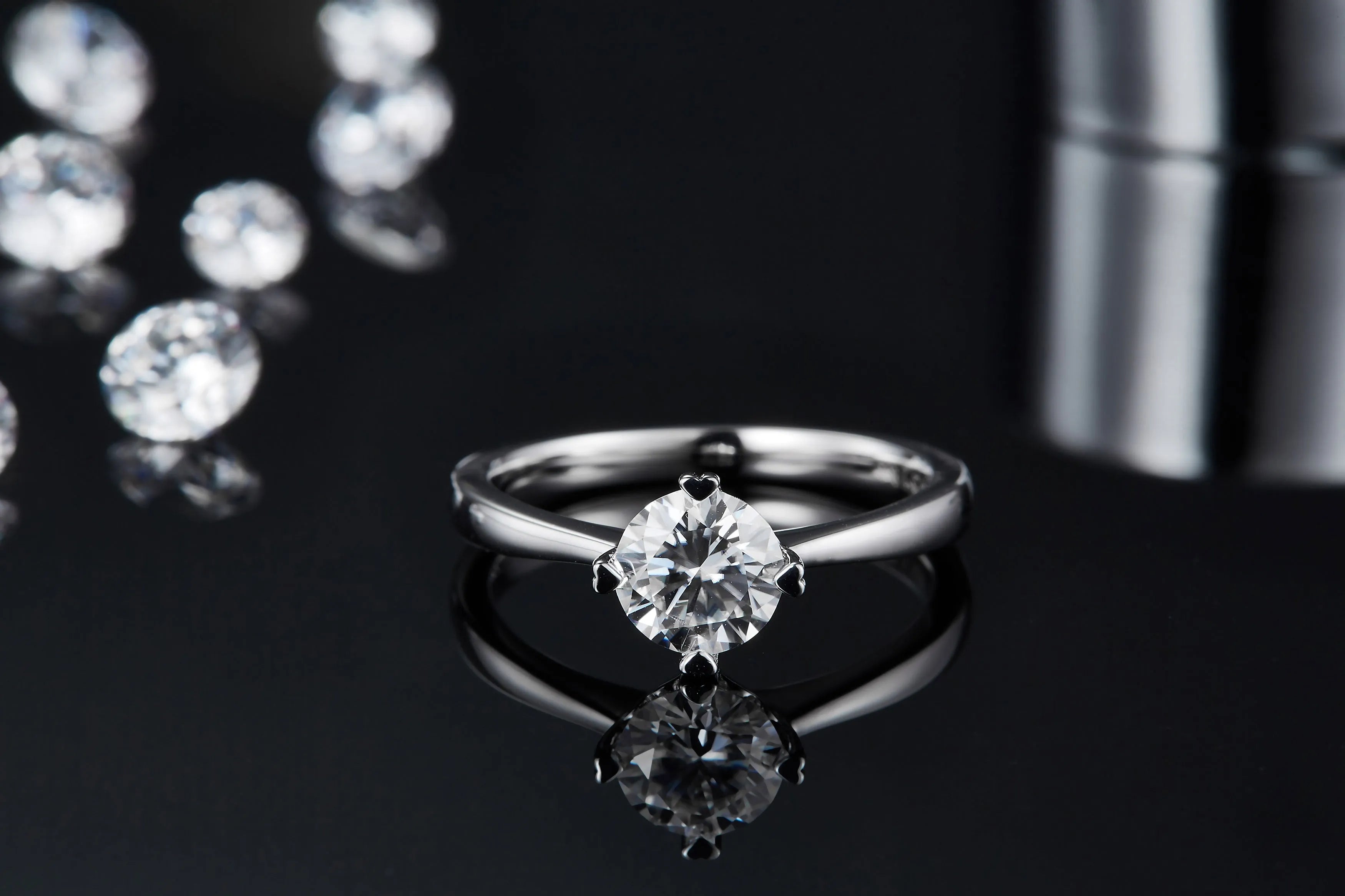 Heart-stirring Kiss wedding ring set with 1-carat moissanite stone on S925 silver band with platinum plating